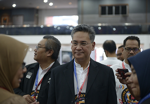 Guests and the GMI director at an official event