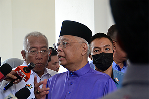 This was when Ismail Sabri came to visit our university. I squeezed my way through the reporters and made it to the front line!